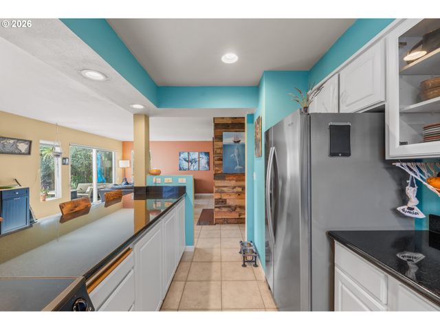 601 N TOMAHAWK ISLAND Dr, Portland, OR 97217