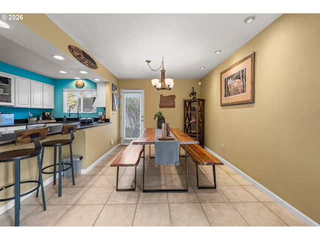 601 N TOMAHAWK ISLAND Dr, Portland, OR 97217