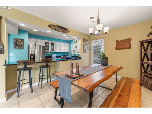 601 N TOMAHAWK ISLAND Dr, Portland, OR 97217