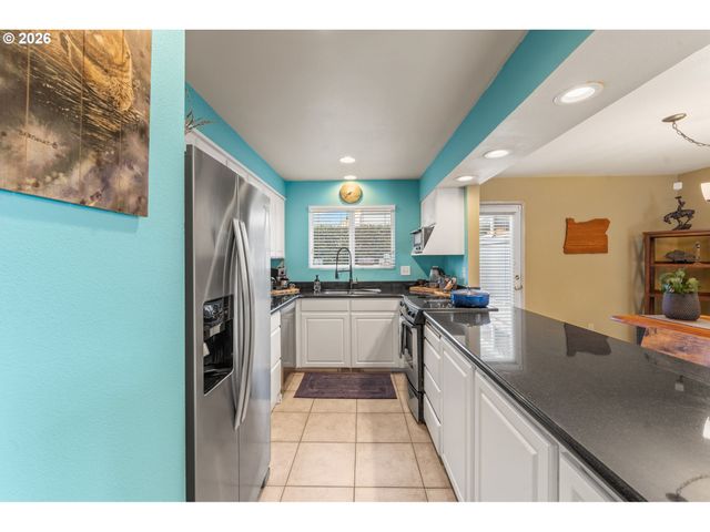 601 N TOMAHAWK ISLAND Dr, Portland, OR 97217