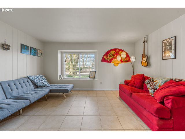 601 N TOMAHAWK ISLAND Dr, Portland, OR 97217