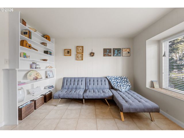 601 N TOMAHAWK ISLAND Dr, Portland, OR 97217