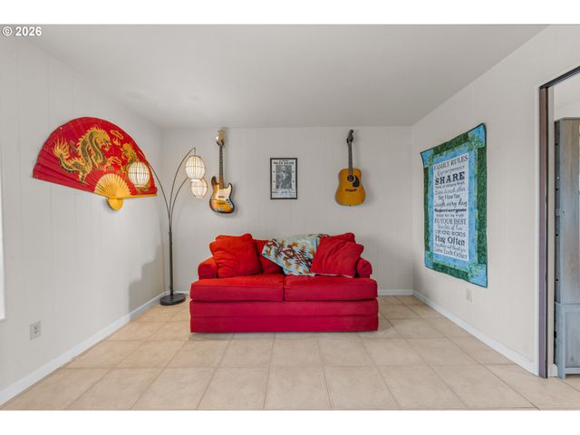 601 N TOMAHAWK ISLAND Dr, Portland, OR 97217