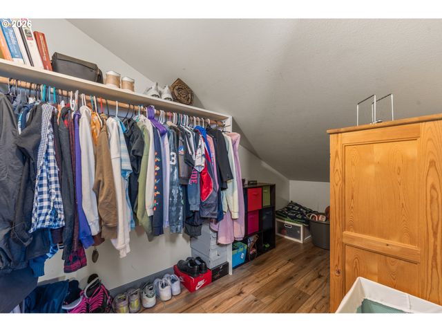 601 N TOMAHAWK ISLAND Dr, Portland, OR 97217