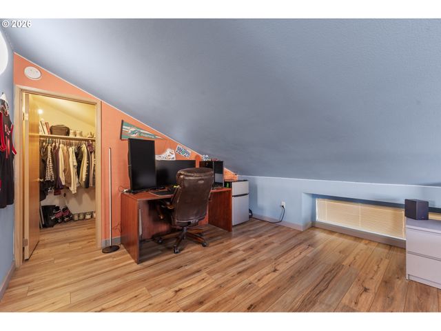 601 N TOMAHAWK ISLAND Dr, Portland, OR 97217