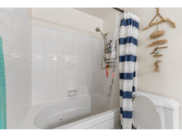 601 N TOMAHAWK ISLAND Dr, Portland, OR 97217