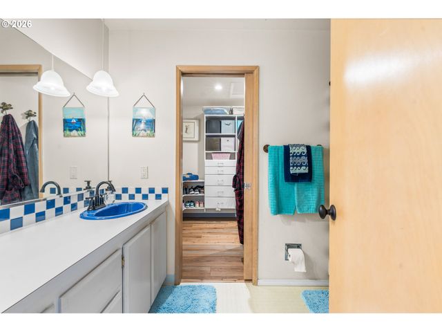 601 N TOMAHAWK ISLAND Dr, Portland, OR 97217