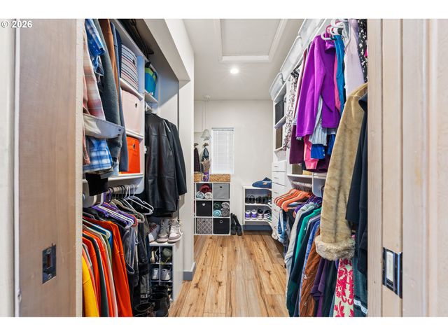 601 N TOMAHAWK ISLAND Dr, Portland, OR 97217