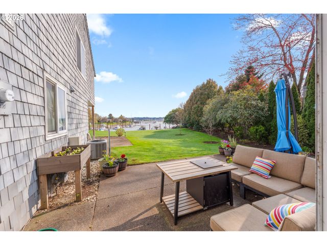 601 N TOMAHAWK ISLAND Dr, Portland, OR 97217