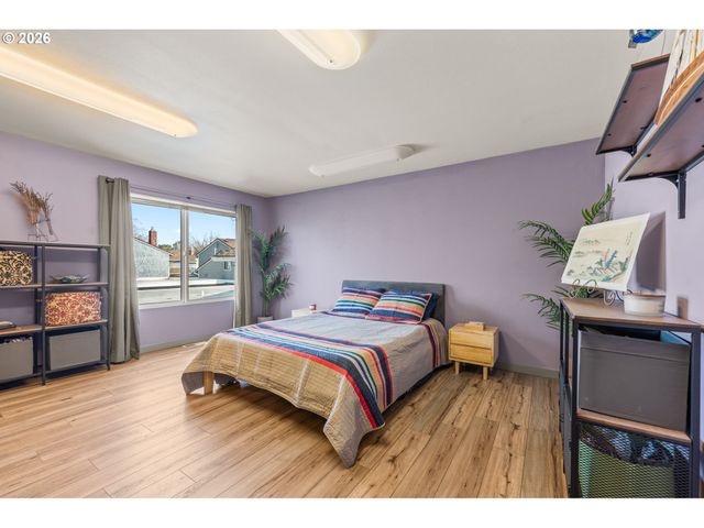 601 N TOMAHAWK ISLAND Dr, Portland, OR 97217