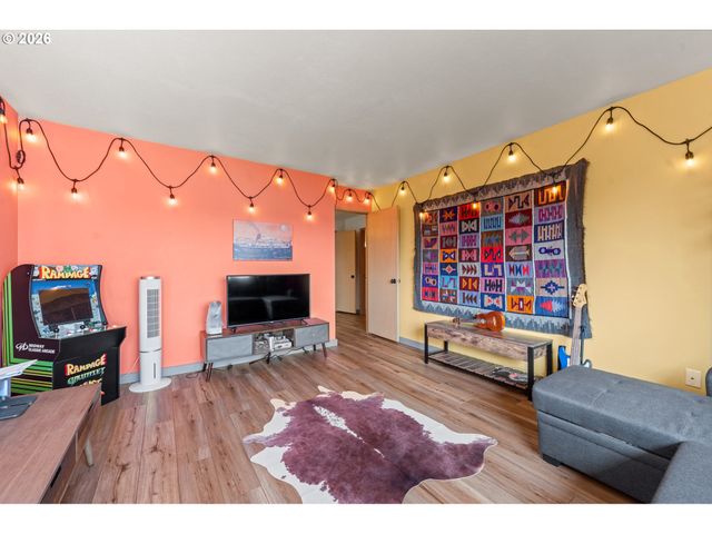 601 N TOMAHAWK ISLAND Dr, Portland, OR 97217