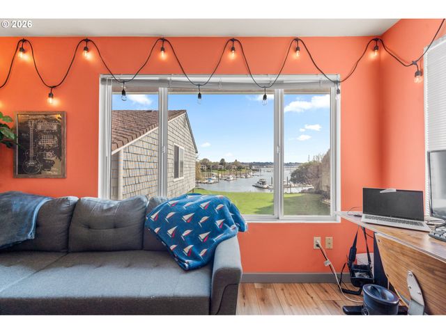 601 N TOMAHAWK ISLAND Dr, Portland, OR 97217