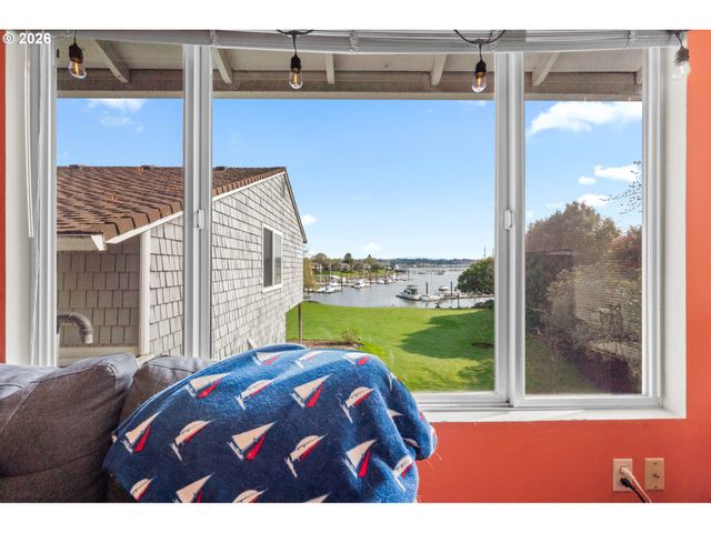 601 N TOMAHAWK ISLAND Dr, Portland, OR 97217