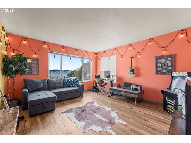 601 N TOMAHAWK ISLAND Dr, Portland, OR 97217