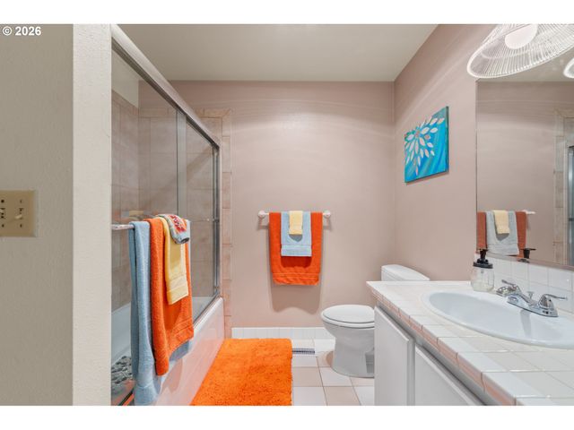 601 N TOMAHAWK ISLAND Dr, Portland, OR 97217