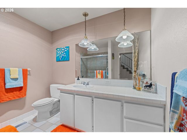 601 N TOMAHAWK ISLAND Dr, Portland, OR 97217