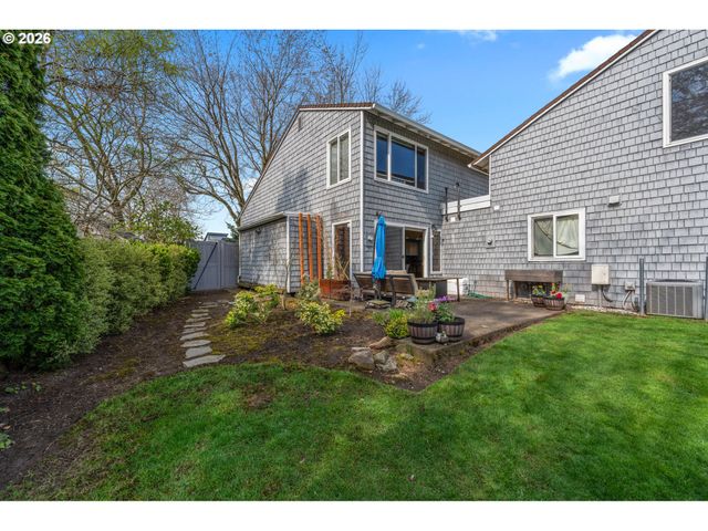 601 N TOMAHAWK ISLAND Dr, Portland, OR 97217