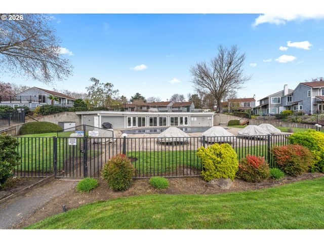 601 N TOMAHAWK ISLAND Dr, Portland, OR 97217