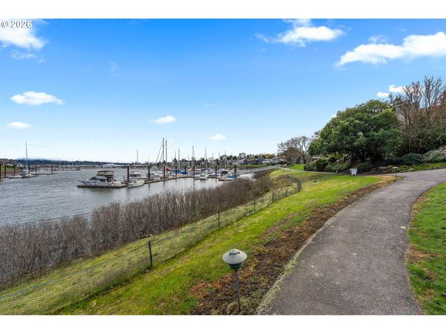 601 N TOMAHAWK ISLAND Dr, Portland, OR 97217