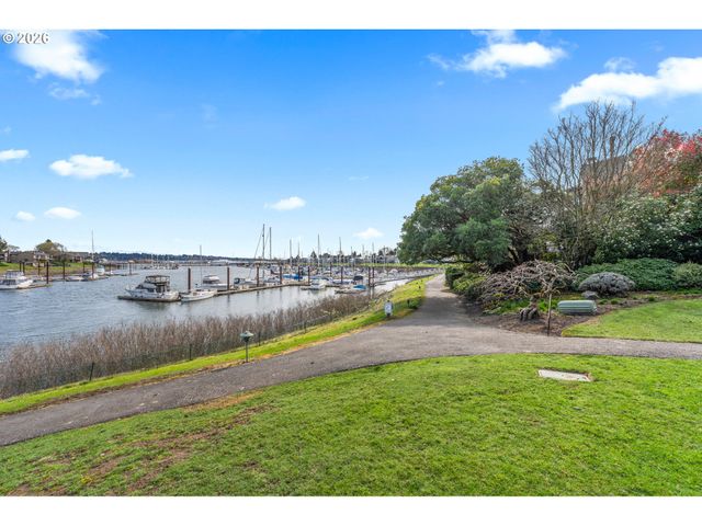 601 N TOMAHAWK ISLAND Dr, Portland, OR 97217