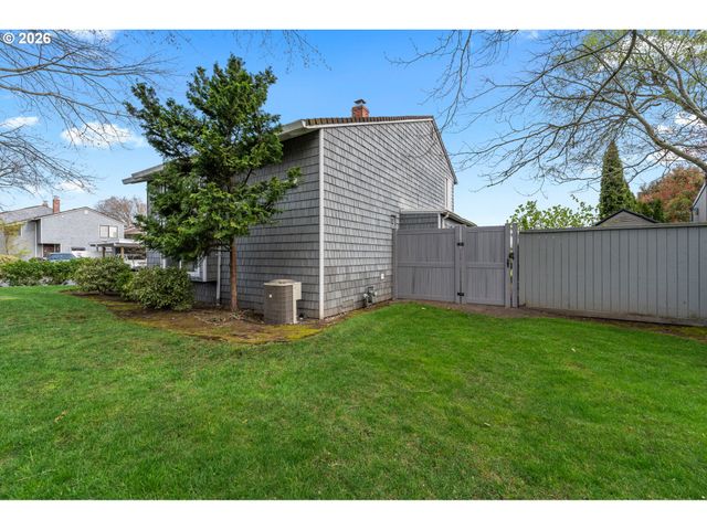 601 N TOMAHAWK ISLAND Dr, Portland, OR 97217