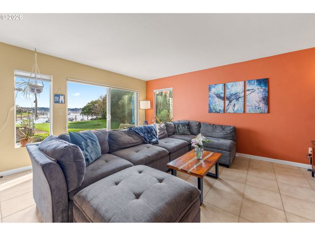 601 N TOMAHAWK ISLAND Dr, Portland, OR 97217