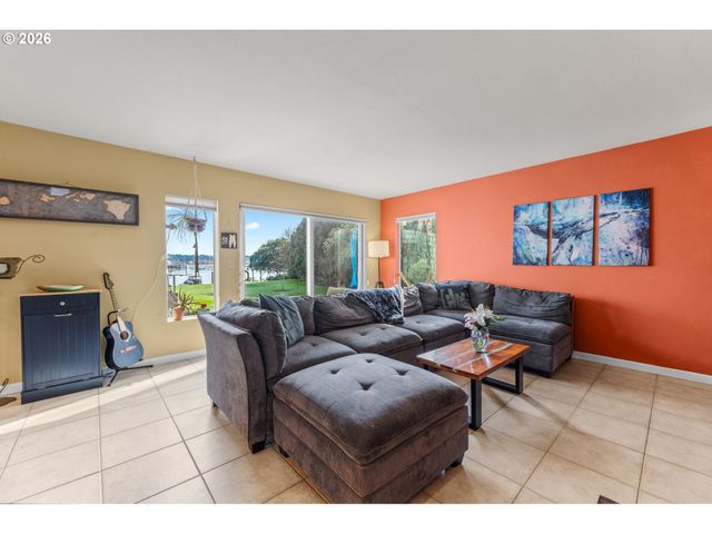 601 N TOMAHAWK ISLAND Dr, Portland, OR 97217