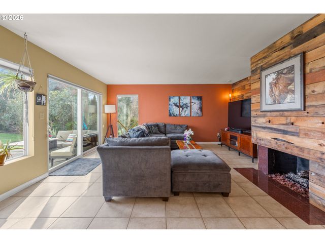 601 N TOMAHAWK ISLAND Dr, Portland, OR 97217