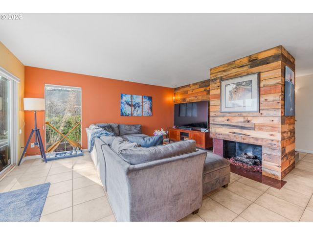 601 N TOMAHAWK ISLAND Dr, Portland, OR 97217