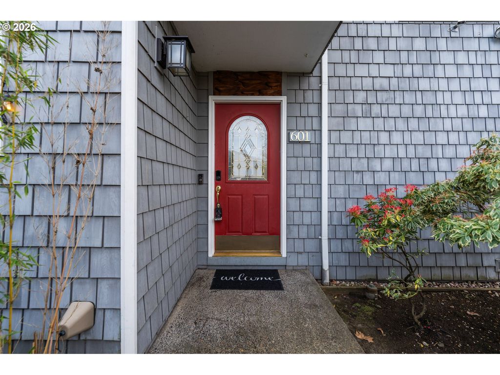 601 N TOMAHAWK ISLAND Dr, Portland, OR 97217