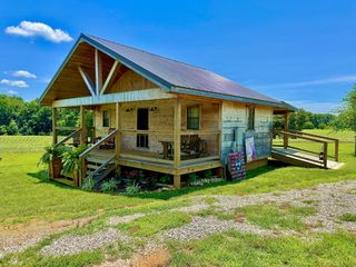 8 Lambs Ferry Rd, Leoma, TN 38468