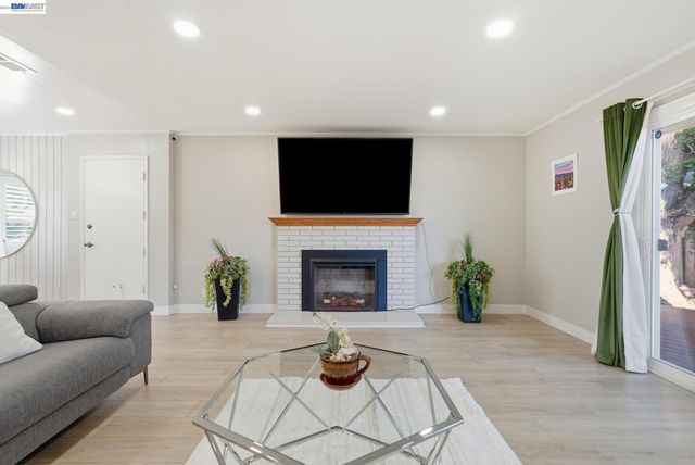 2394 Tahiti St, Hayward, CA 94545