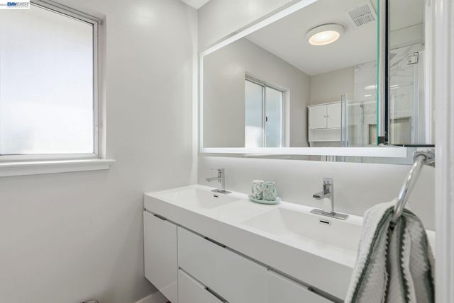 2394 Tahiti St, Hayward, CA 94545