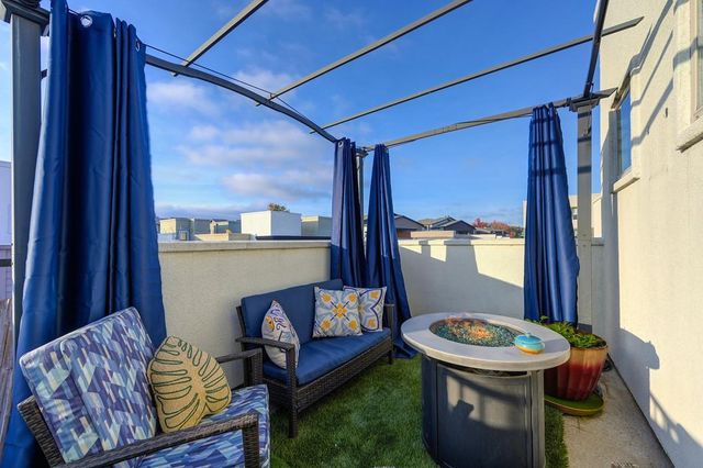 216 Box Ln, Sacramento, CA 95818