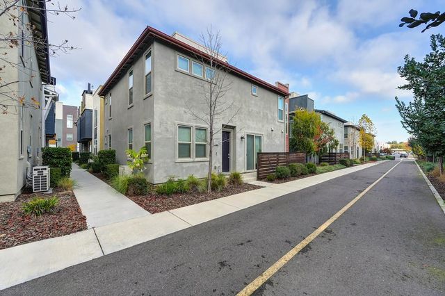 216 Box Ln, Sacramento, CA 95818