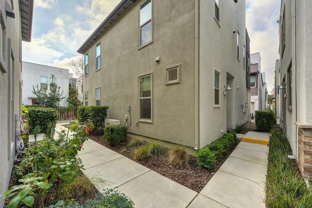 216 Box Ln, Sacramento, CA 95818