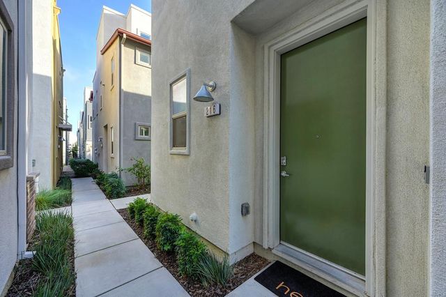 216 Box Ln, Sacramento, CA 95818