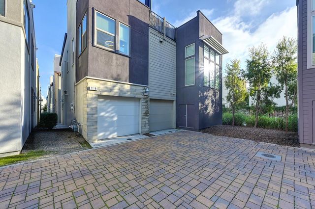 216 Box Ln, Sacramento, CA 95818