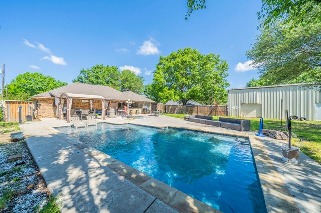 916 Rachelle Drive, Red Oak, TX 75154