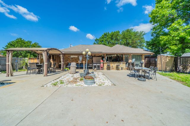 916 Rachelle Drive, Red Oak, TX 75154