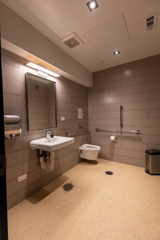 8905 W Cermak Road, North Riverside, IL 60546