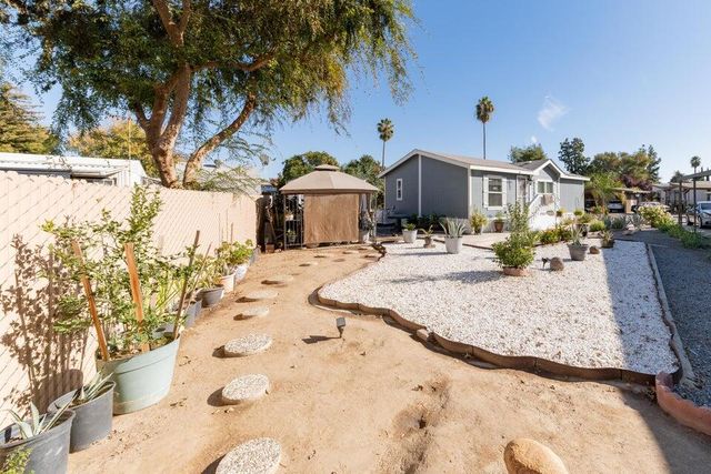 2400 W Midvalley Avenue R6, Visalia, CA 93277