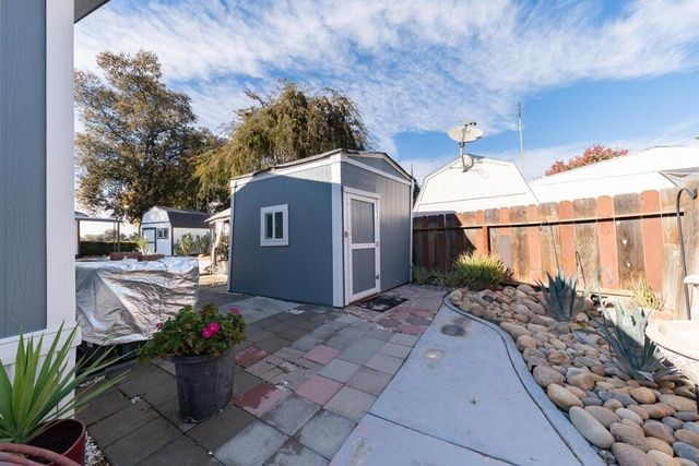 2400 W Midvalley Avenue R6, Visalia, CA 93277