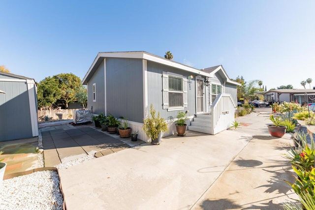 2400 W Midvalley Avenue R6, Visalia, CA 93277