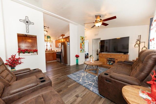 2400 W Midvalley Avenue R6, Visalia, CA 93277