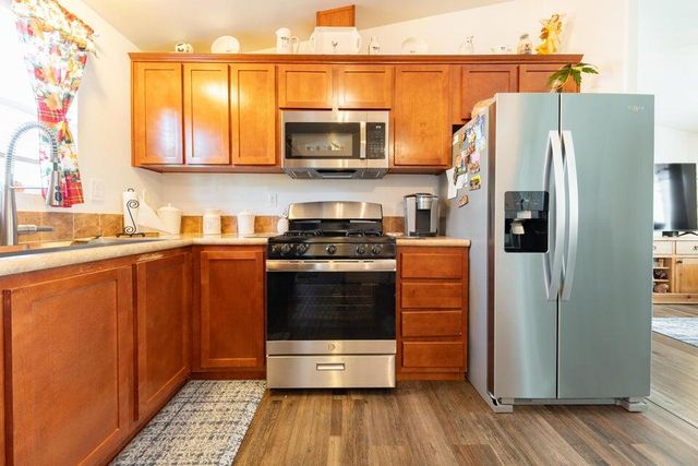 2400 W Midvalley Avenue R6, Visalia, CA 93277