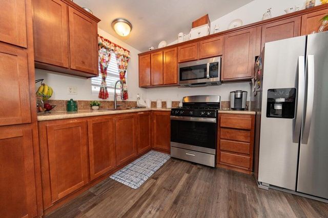 2400 W Midvalley Avenue R6, Visalia, CA 93277