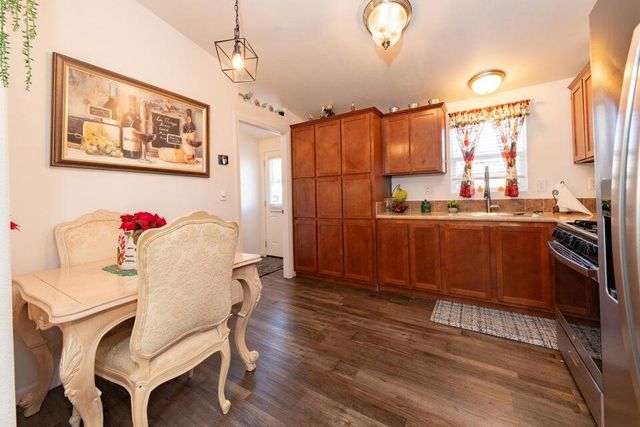 2400 W Midvalley Avenue R6, Visalia, CA 93277
