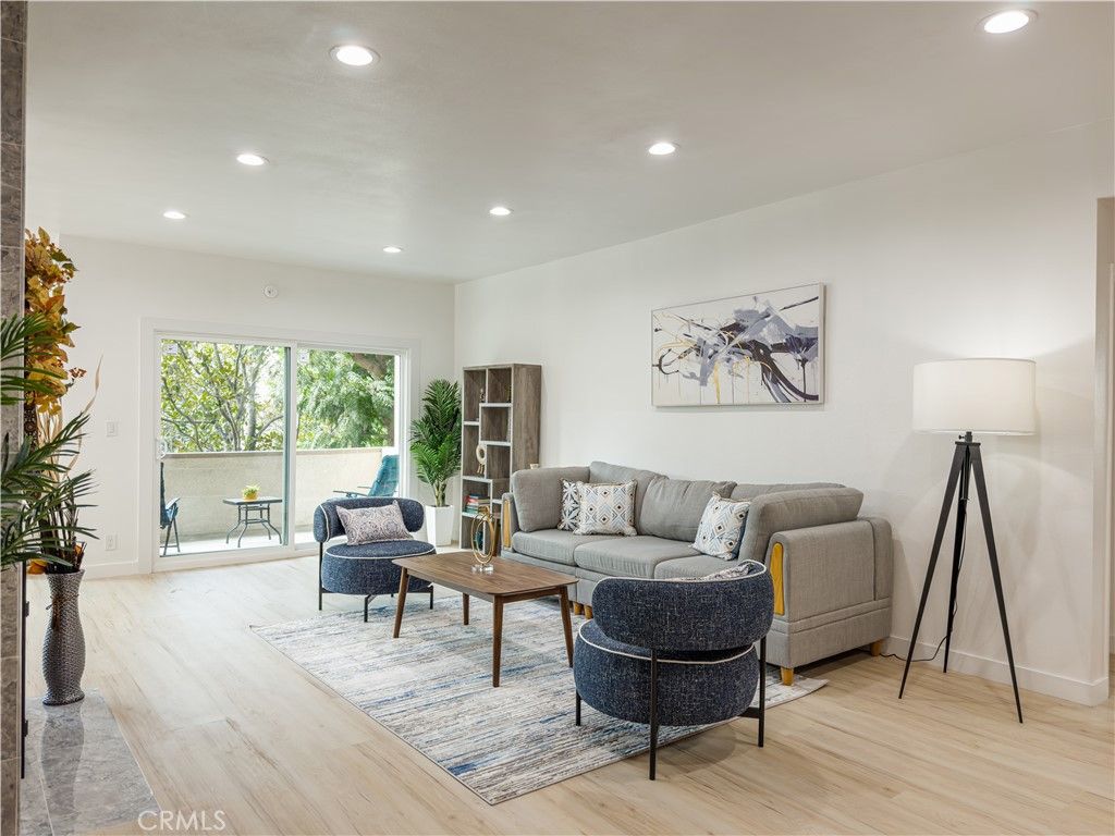 Image 11 of property listing at 1944 Glendon Avenue 209, Los Angeles, CA 90025