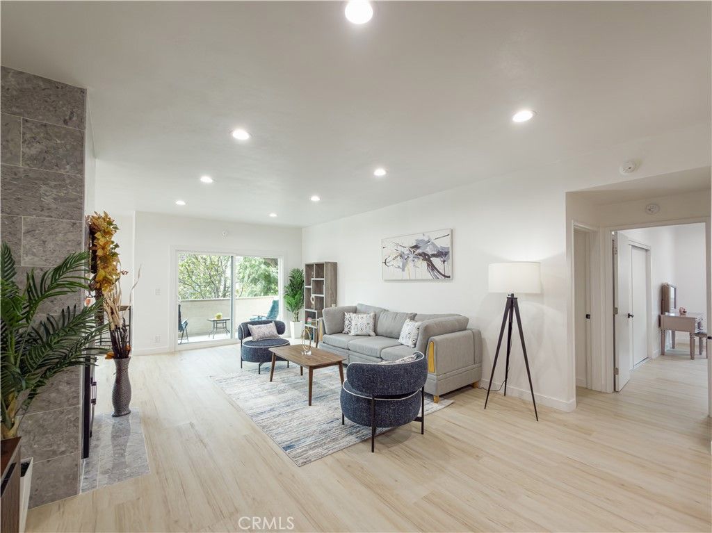 Image 12 of property listing at 1944 Glendon Avenue 209, Los Angeles, CA 90025